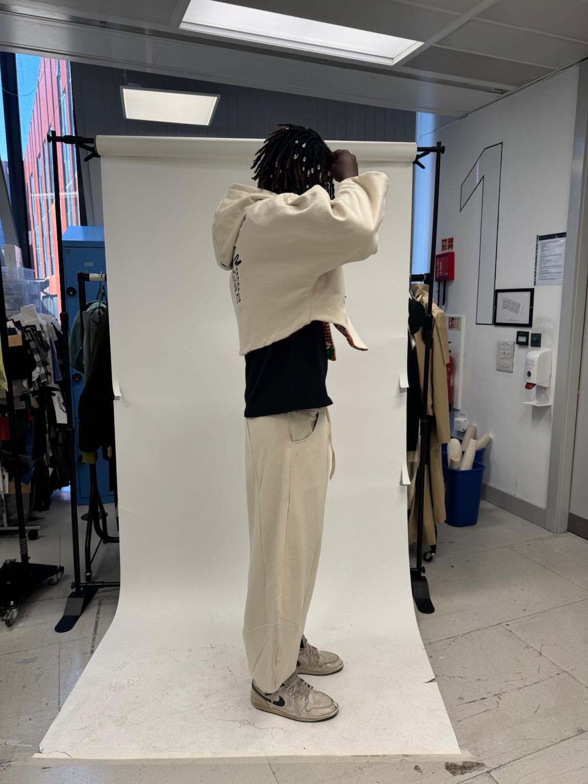 Cream Set in motion, adjusting hood